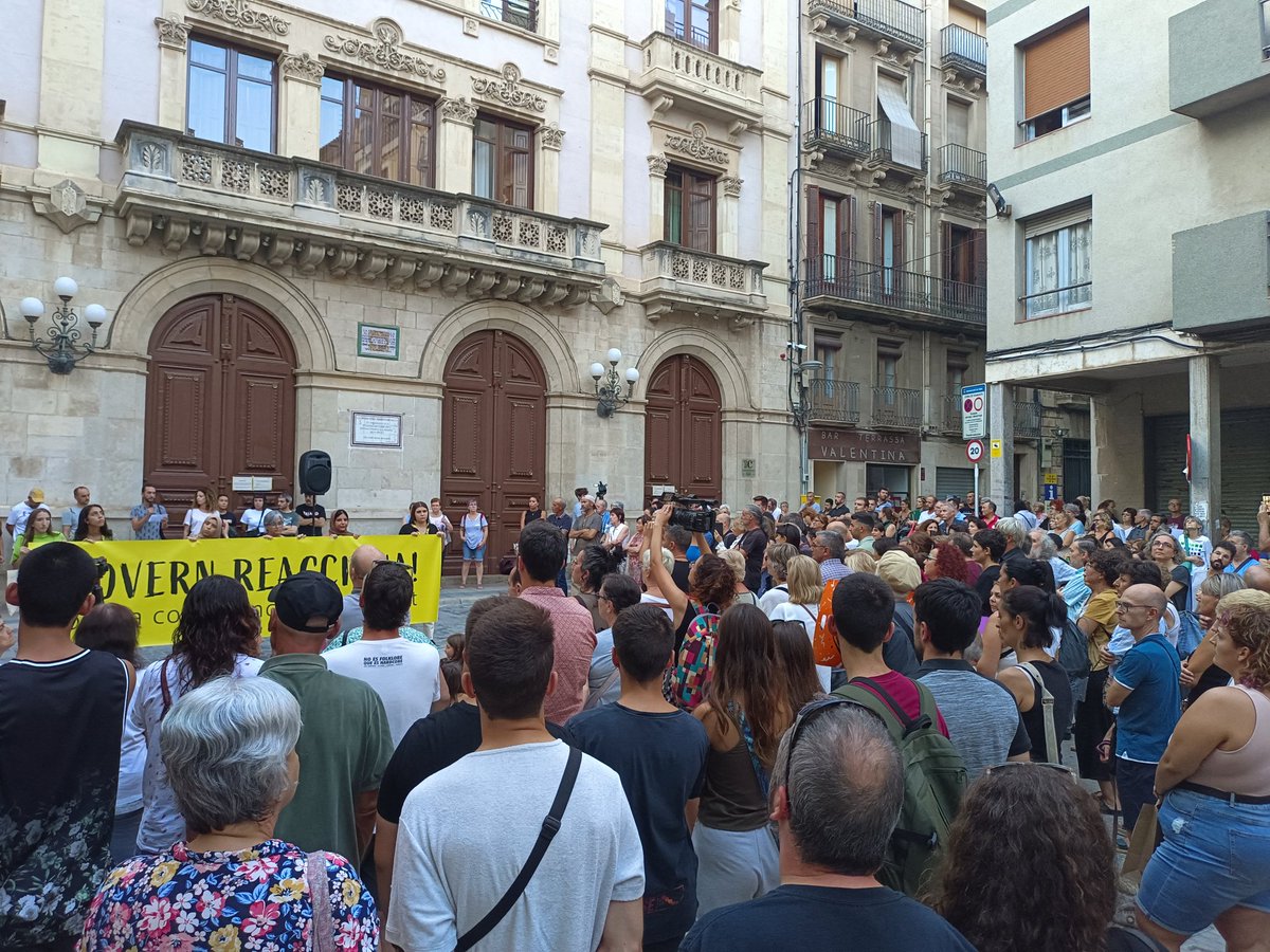 Manifestació a #Valls per la convivència i pel dret a viure en una ciutat i en una societat que posi la vida al centre, on els drets bàsics no estiguin subjectes a la mercaderia ni a l'especulació.