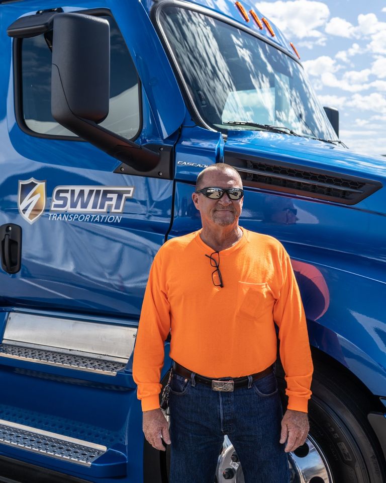 SwiftTransport's tweet image. Meet Dave, our Driver of the Day for #SwiftDAW! 👋
He&apos;s been with Swift for 5 and half years and is on a refrigerated dedicated account to Las Vegas. He the sense of independence he has as a truck driver! #TruckDriverAppreciationWeek #NTDAW2022 #ThankATrucker