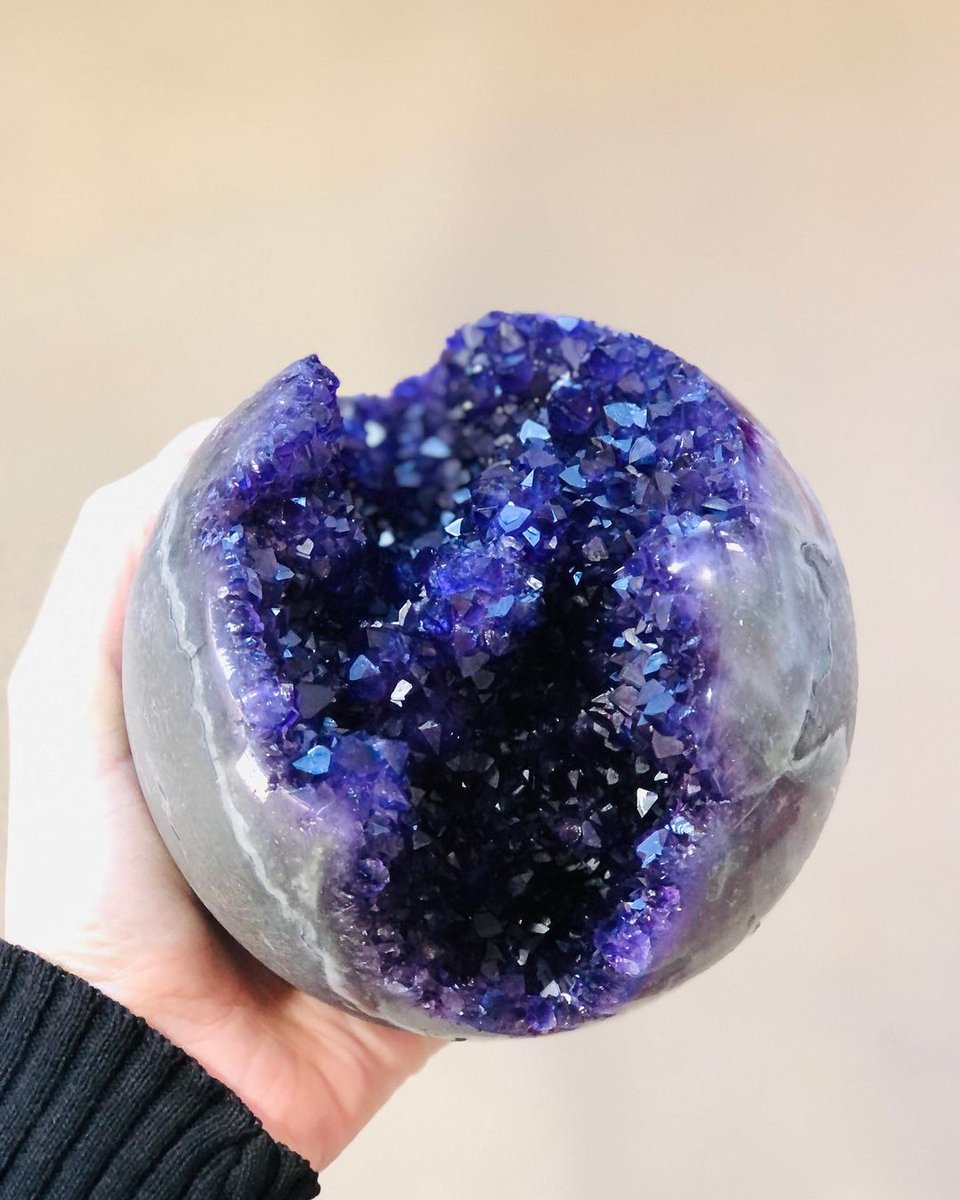 Polished Amethyst geode sphere

Photo: Sul Brazilian Stones 🇧🇷

#minerals #crystals