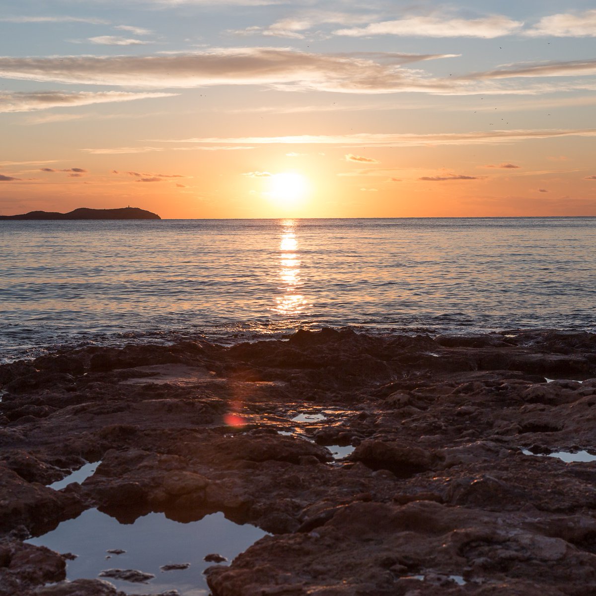 Never go too long without watching a sunset. 🌅 Tag who you would love to watch sunset with tonight 🔽