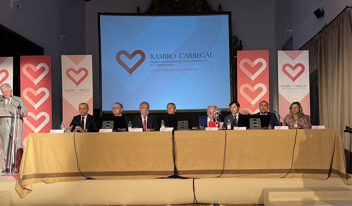 EstrellaLPardo2's tweet photo. Premio Internacional de investigación Ramiro Carregal da visibilidad a la excelencia del dr. @MoisesManero y el servicio de Cardiologia que dirige el dr. @JoseJuanatey @cardiologiaCHUS 👏🏻👏🏻 https://t.co/uPfX51W0df