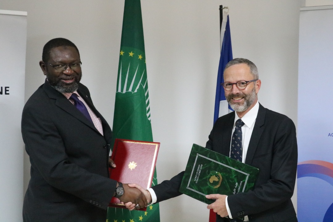 <a href="/AFD_France/">Agence Française de #Développement (AFD) 🇫🇷 🇪🇺</a> will provide 2.4M€ devoted to supporting CDC’s mandate particularly in emergency preparedness and response. A first segment will provide support to the economics unit of <a href="/AfricaCDC/">Africa CDC</a> . A second will support #COVID19 vaccination programmes.