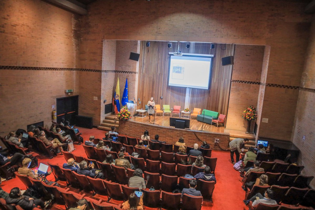 ProbogotaRegion's tweet photo. #SmartcoSummit | Carolina Useche, gerente de acción climática de @WorldResources, destacó en su conferencia que Colombia es uno de los pocos países que cuenta con una estrategia climática a largo plazo. https://t.co/p06gsWPpNe