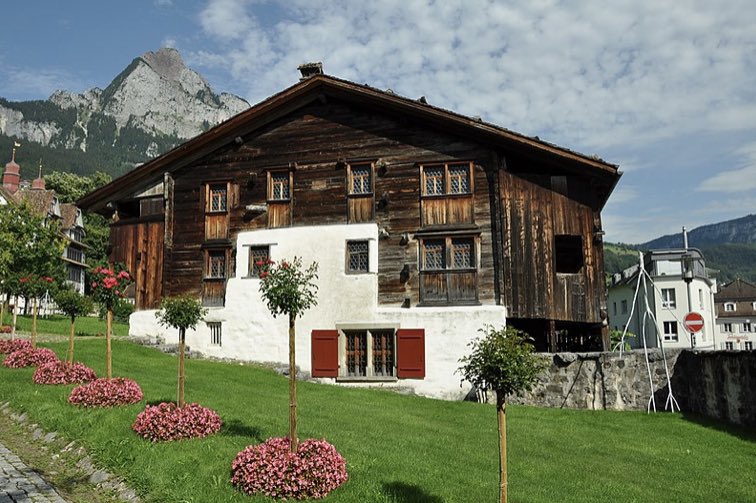 Esta casa de madera se encuentra en #Schwyz, en el centro de 🇨🇭, y fue construida en 1287.

 735 años después, solo podemos ver que la madera es un verdadero regalo de la naturaleza.

#HausBethlehem