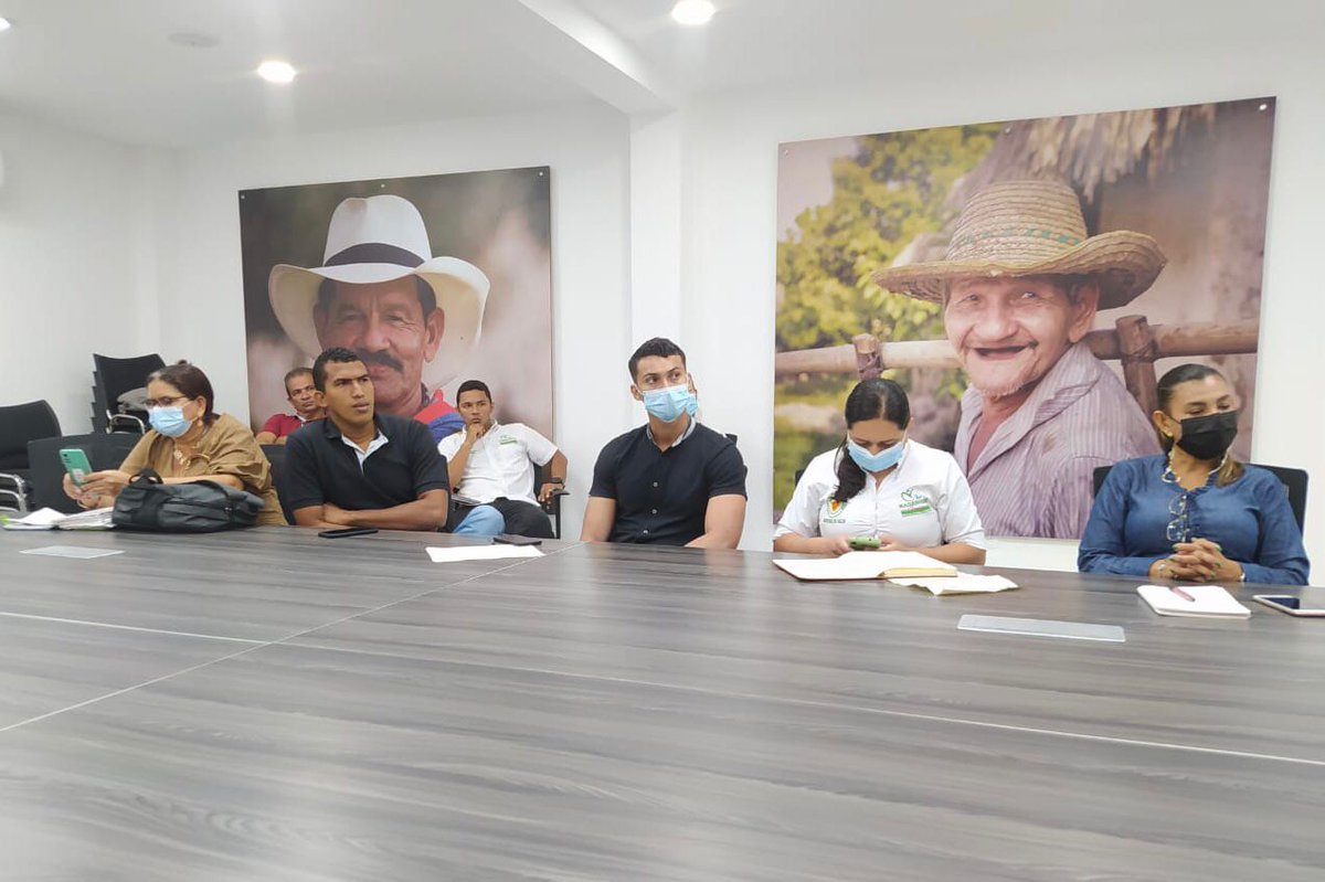 ESAPOficial's tweet photo. 🏫 El alcalde de @alcmagangue, secretarios de despacho y demás funcionarios públicos de nivel directivo, se capacitaron sobre catastro multipropósito y la participación ciudadana para una cultura de conciencia tributaria con expertos de la Escuela de #AltoGobiernoESAP. https://t.co/nsrUhwie4S