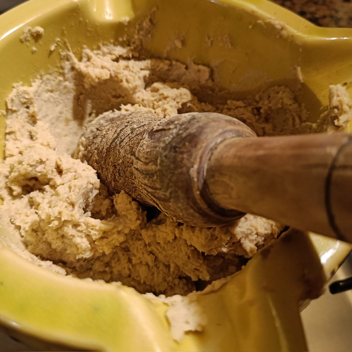 Lbanyeras's tweet photo. M'agraden els estris manuals de la cuina. El tacte que tenen, les històries que apleguen, la seva saviesa. Avui hem fet un #hummus amb una mà de #morter abandonada que havia passat cent anys fent picades i all-i-oli 😅. A ritme de #backintheussr
#bandasonoradelacuina https://t.co/iyYFQnPOoZ