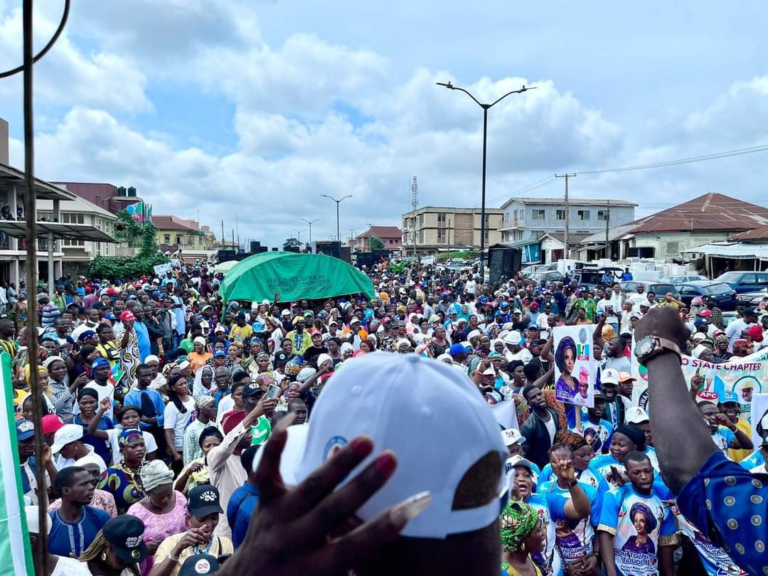 TheAloSetofunmi's tweet photo. No online noise, no social media mobilization, no ads, no promotion, yet thousands turned up for a lowkey youth walk in Oyo. You people will see meme and kasakasa when Asiwaju instructs us to increase the temperature. https://t.co/pqo38hpaLl