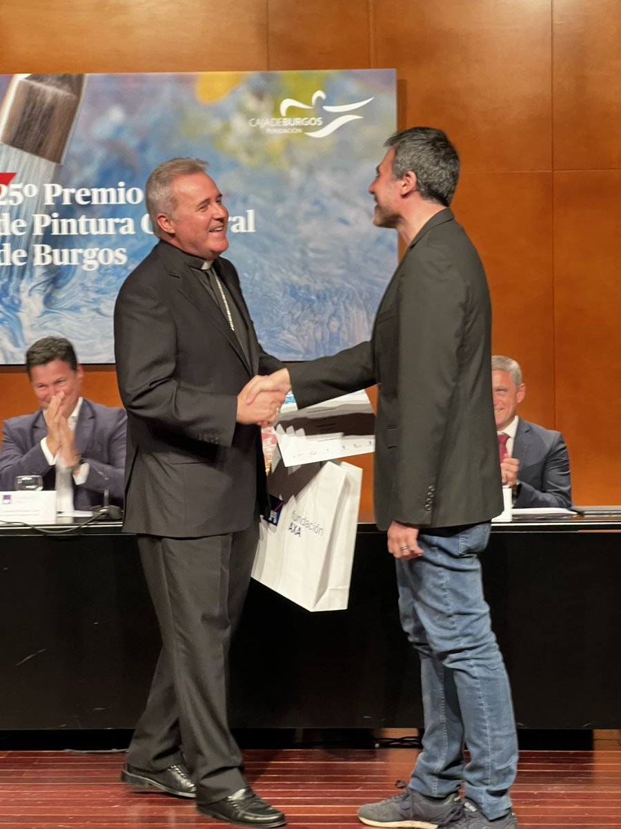 El #arzobispo de #Burgos ha hecho entrega a Manuel Castillero del primer premio del Concurso de Pintura Rápida <a href="/catedralDburgos/">Catedral de Burgos</a>. Una tarde dedica al arte y rodeados de artistas 👩‍🎨 🎨 ¡enhorabuena a todos los galardonados!