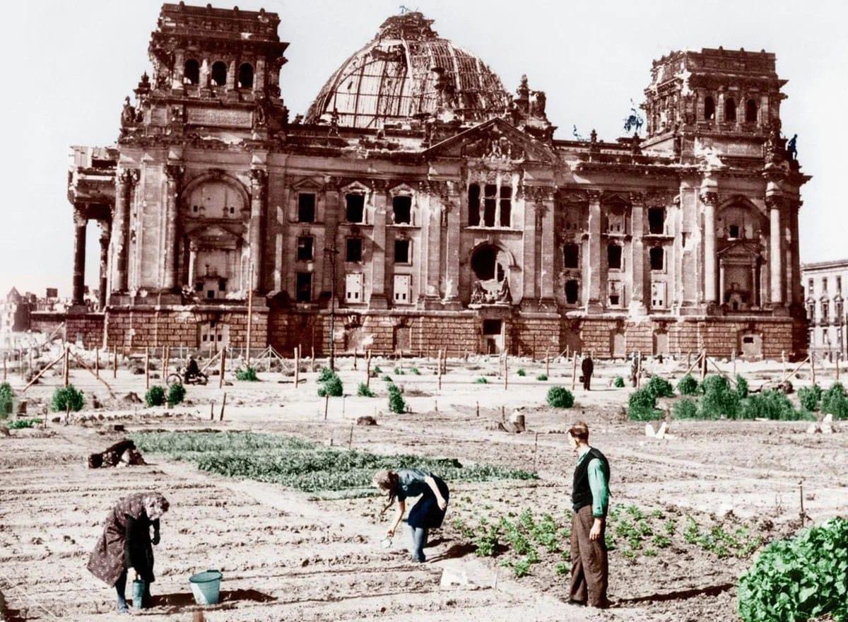 History1History's tweet photo. „Urban gardening“ in front of the destroyed Reichstag, Berlin 1946 https://t.co/KO9SyuhI75