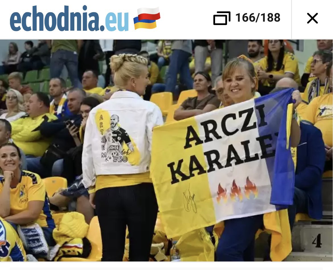 pluszack's tweet image. Spotted! Ręcznie malowana kurtka z podobizną Arcziego Karaleka i jej właścicielka przyłapane wczoraj przez @Handball_Echo na meczu @kielcehandball w @ehfcl 💛. Ależ mnie to cieszy 😍😍😍!
#handball #dawajDAWAJ
