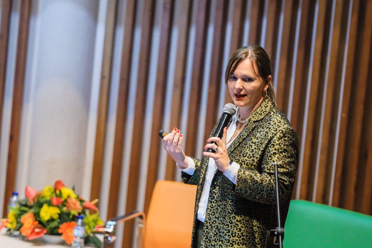 ProbogotaRegion's tweet photo. ¿Sabías que Bogotá tiene, barrio a barrio, mapas de riesgo para anticiparse, tomar decisiones y hacer intervención? Carolina Urrutia @colinita, secretaria de @Ambientebogota, explicó en el #SmartcoSummit de qué se trata. https://t.co/DvCCGWc25y