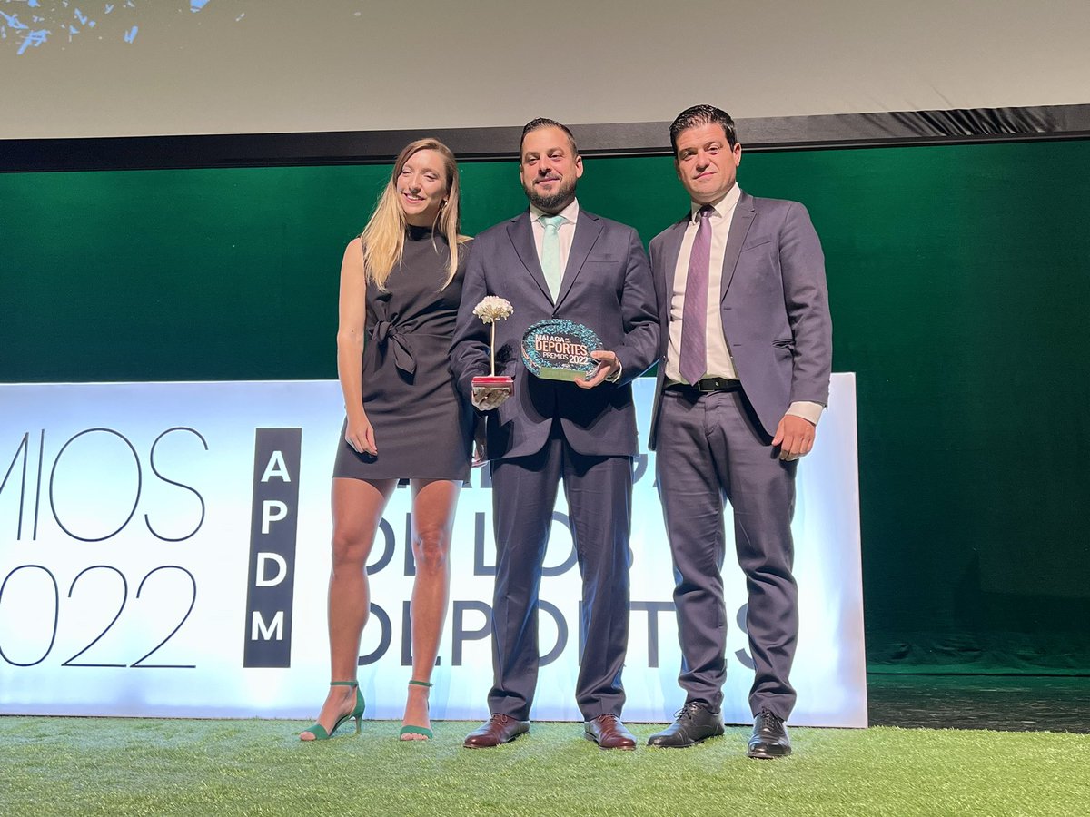 apdeportivosmlg's tweet photo. 🎙️@suso_2020 🤾‍♀️ recoge el premio al Mejor Entrenador del Año. Un galardón en el que está presente @CervezaVictoria en los #premiosAPDM #MálagadelosDeportes2022.

👏¡Enhorabuena!👏 https://t.co/tcciezYgnJ