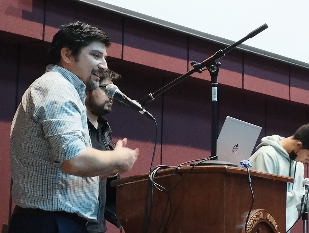 vyepezr's tweet photo. ¡Que buena manera de empezar la 2a. jornada del #Laberinto2022 de la #FCLL de la @PUCE_Ecuador con la charla de Jorge Cevallos @Arcabuz1! @Alumni_PUCE https://t.co/II7nTBmE7L
