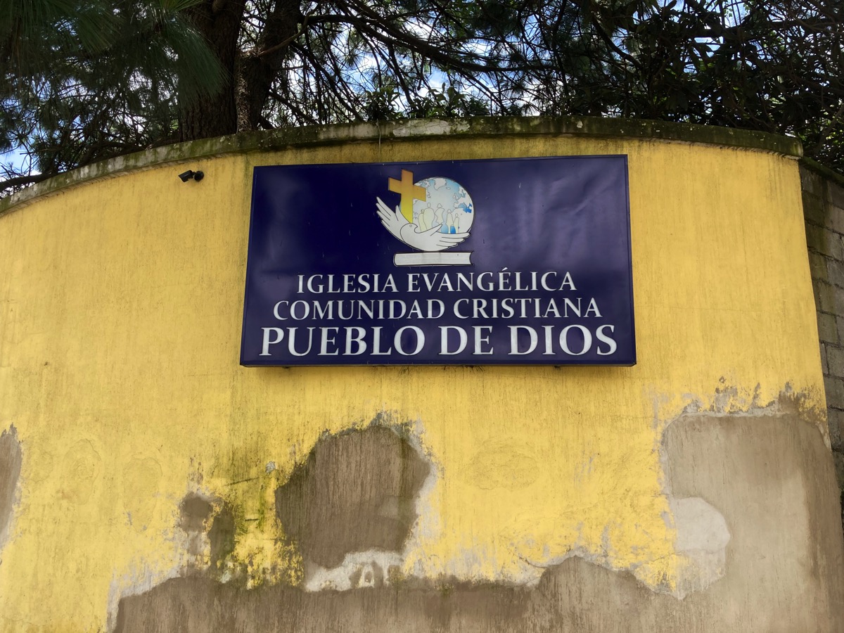 estusal's tweet photo. La discusión entre cómo identificar una congregación puede ser interminable. Sin embargo, me parece que se daría mejor testimonio como dignos seguidores de Jesucristo PINTANDO LA PARED…sigue⬇️ #testimonio #iglesia https://t.co/6rI8dVLsNw