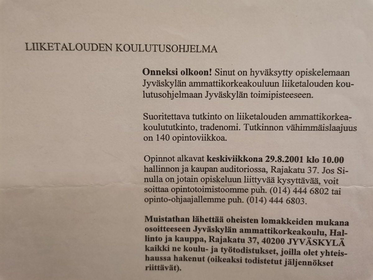 Ei vitsi mitä muistoja! Muuton yhteydessä tuntui luontevalta koluta kaikki kaapit jokaista paperia myöten ja sitten löysin tämän 😃 Muistan, että olin fiiliksissä, kun pääsin Lahdesta pois haluamaani kaupunkiin opiskelemaan. Siitä on jo yli 20 vuotta 😳 Mut mähän oon vasta 30 😅