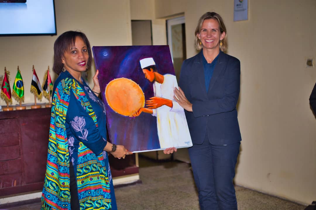 ACCI_2017's tweet photo. En fin de service,Madame Fenella Frost, Représentante Résidente du 
@PNUD_Comores
 a été conviée par l'@ACCI afin de lui exprimer sa gratitude pour sa disponibilité et l'accompagnement de son institution dans la bonne réalisation des missions de l'agence. https://t.co/ZrIgh1RqOh