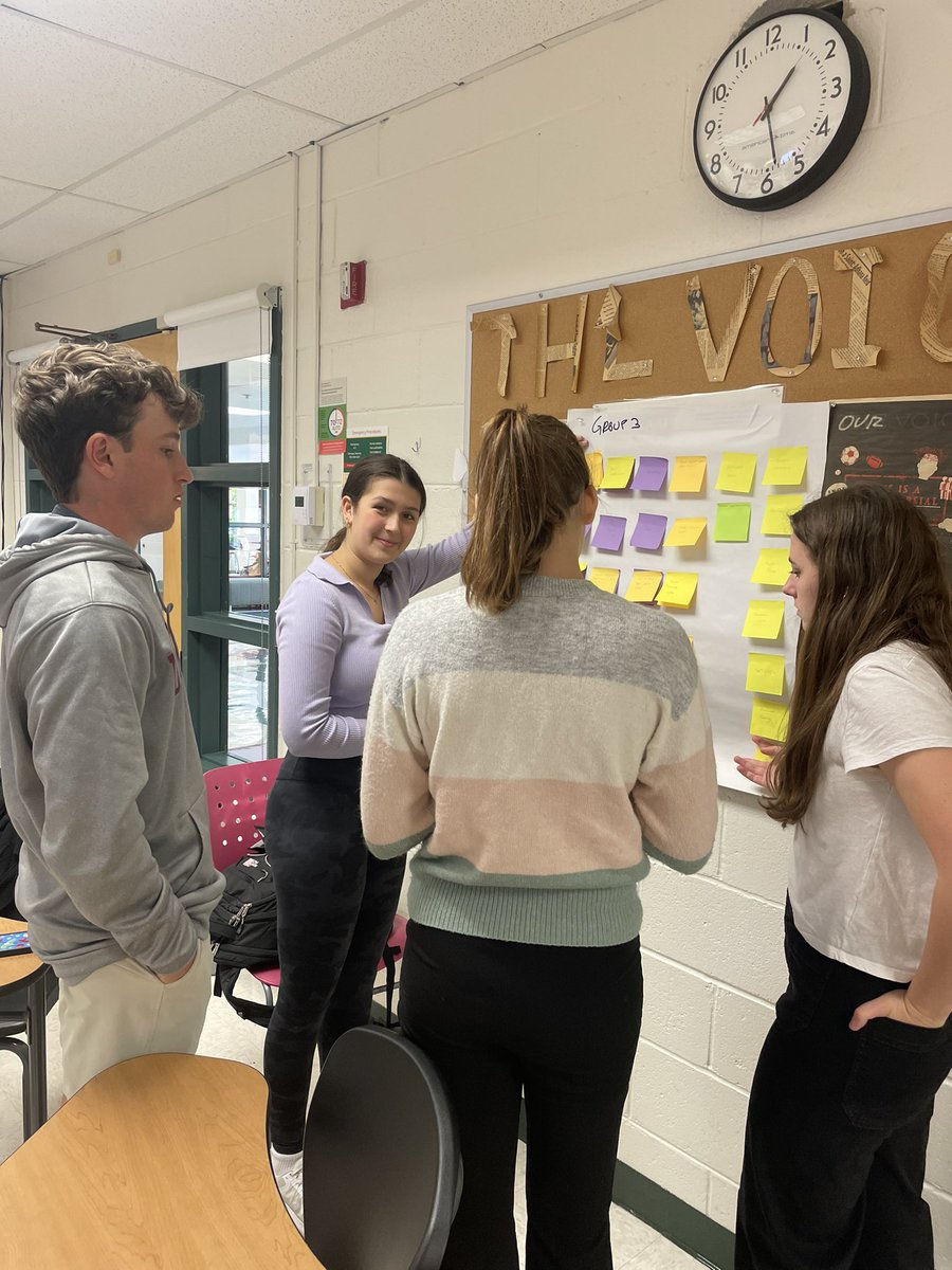 MsFusinaChem's tweet image. AP Seminar students brainstormed topics individually and then came together in their groups to start the first group project of the year! @SSSASsaints @hangingwithMsH #APSem #SaintsLearn