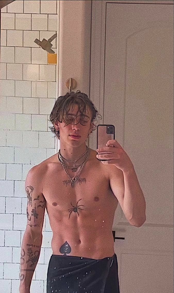 ⠀
⠀⠀— ❝Posteo una foto bastante provocativa.❞

〘❒〙『E vueltooo.~』