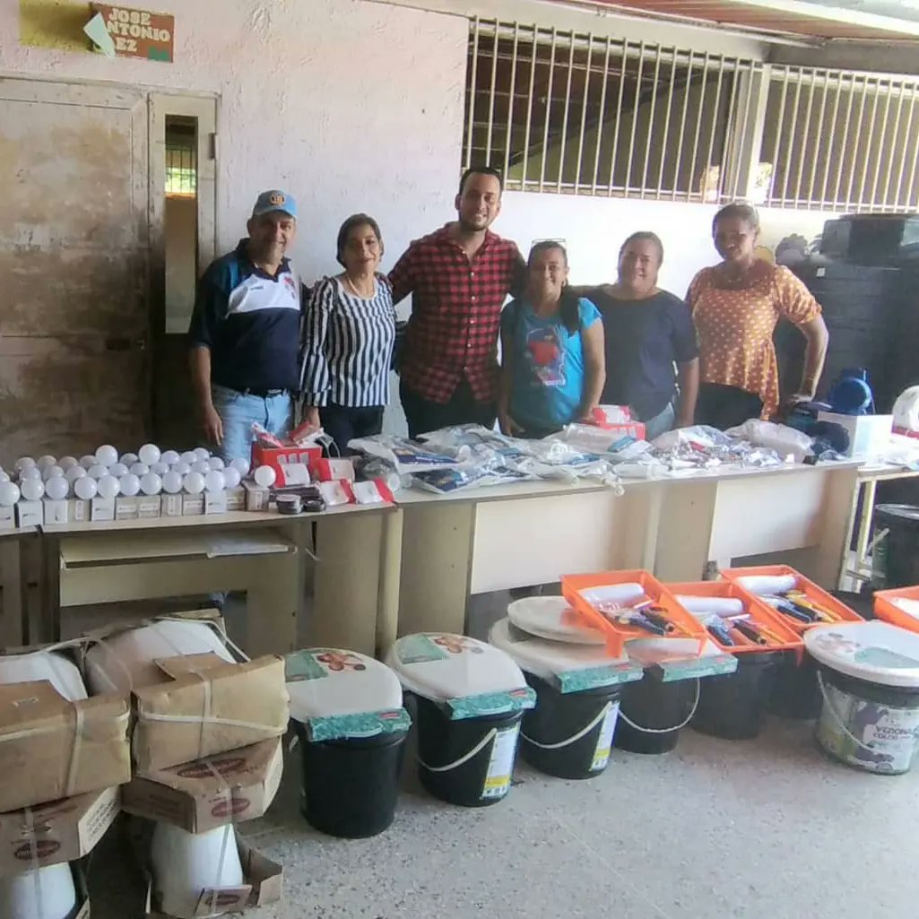 faviolaramosr21's tweet photo. L.B. "Argimiro Garcia de Espinoza", Tucupita, estado Delta Amacuro, agradece al presidente Nicolás Maduro por los materiales de insumos recibidos para embellecimiento de infraestructura
#FEDEdeltaamacuro
#zonaeducativadeltaamacuro
#gobiernobolivariano
#calidadeducativa https://t.co/RaiVm4HQI2
