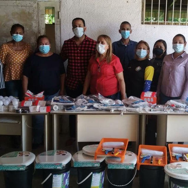 faviolaramosr21's tweet photo. L.B. "Argimiro Garcia de Espinoza", Tucupita, estado Delta Amacuro, agradece al presidente Nicolás Maduro por los materiales de insumos recibidos para embellecimiento de infraestructura
#FEDEdeltaamacuro
#zonaeducativadeltaamacuro
#gobiernobolivariano
#calidadeducativa https://t.co/RaiVm4HQI2