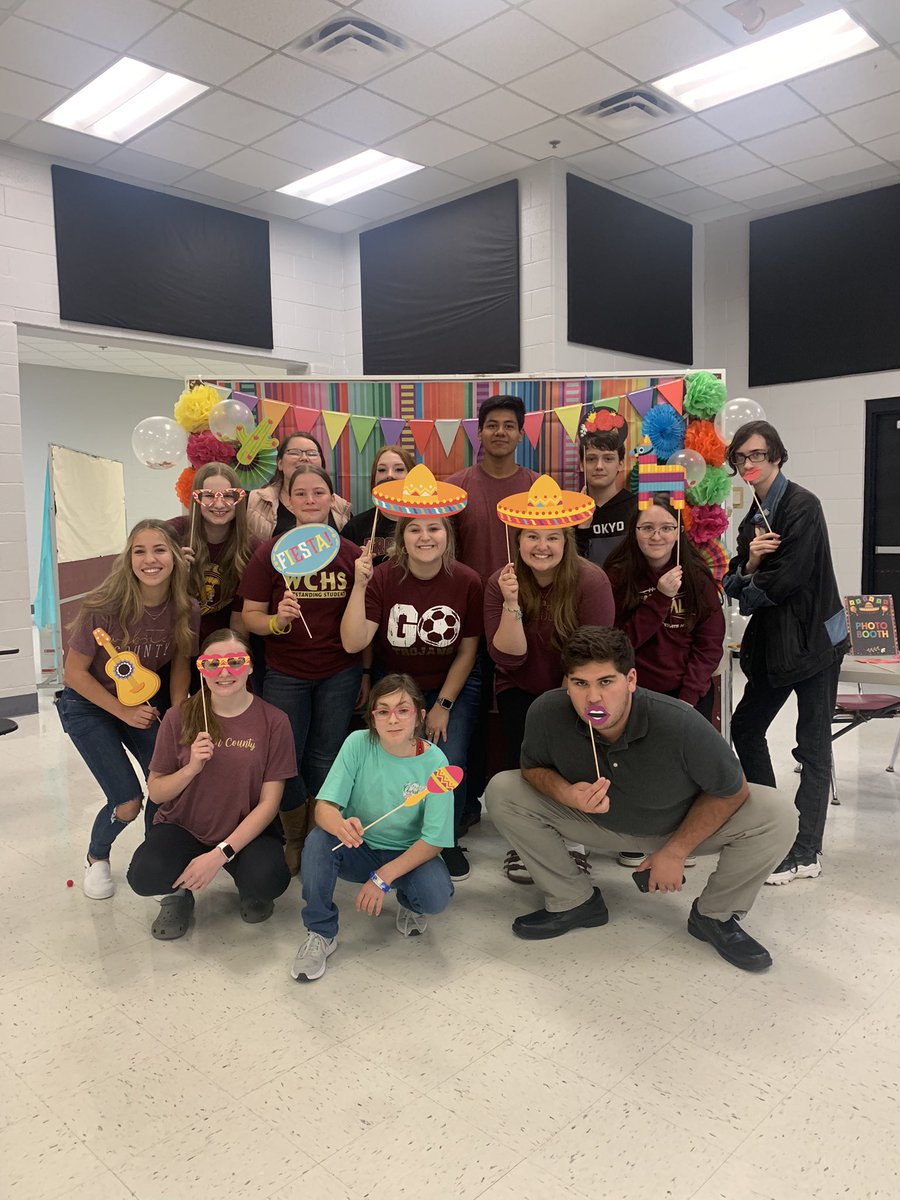 hughesWCmath's tweet photo. Thankful for some amazing HS kiddos who stepped up when we asked to help at Literacy Night for our Elm. Schools! #1WC https://t.co/iLlDcwHX52