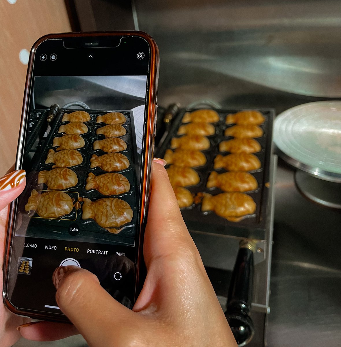 Snowbean_Cafe's tweet photo. Mini Bungeo-ppang also known as Taiyaki is the making!😋❤️🐟

#koreancafe #snowbean #orlandofoodie #orlandofood #orlandocafes #cafeinorlando  #shavedice #lovedeck #coffeelover #falldrinks #homemadedesserts #croffles #croffle #crofflesinorlando #taiyaki #bungeoppang https://t.co/SbMYOEMWMm