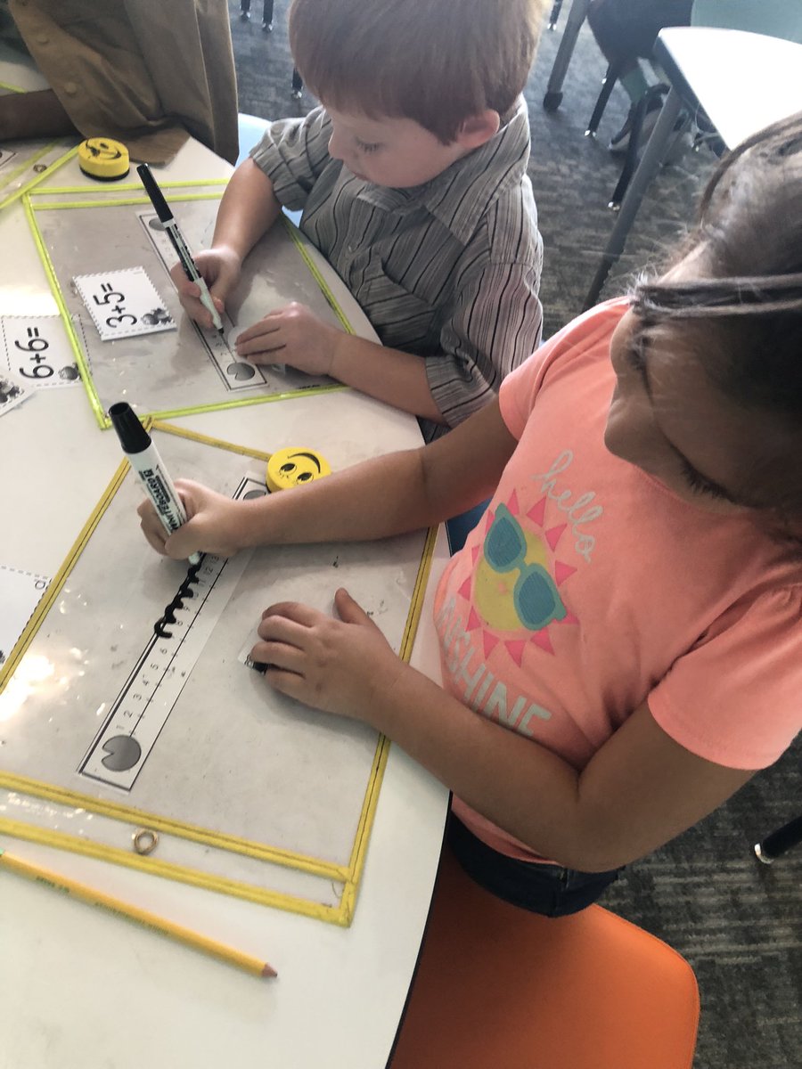 MrsNavarro_CE's tweet image. I absolutely ❤️ seeing students demonstrate their numeracy using number lines with frog 🐸 jumps! @HumbleElemMath #handsonmath @MsBostonTeaches