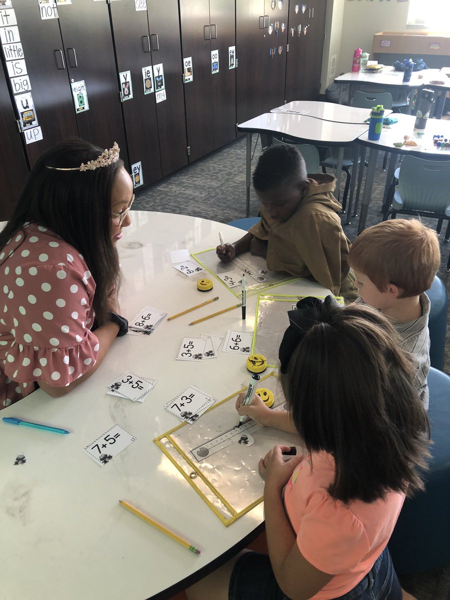 MrsNavarro_CE's tweet image. I absolutely ❤️ seeing students demonstrate their numeracy using number lines with frog 🐸 jumps! @HumbleElemMath #handsonmath @MsBostonTeaches