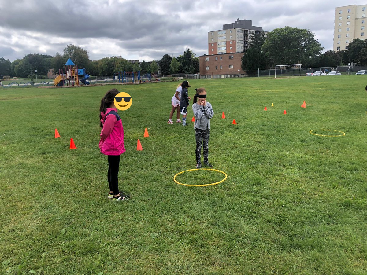 mme_nakeyar's tweet photo. Another one of our fav relationship builders from Monday: give your partner instructions (en français) to get through the obstacle course! Bravo #5MN 🙌🏻 https://t.co/A9BjSjAx2e