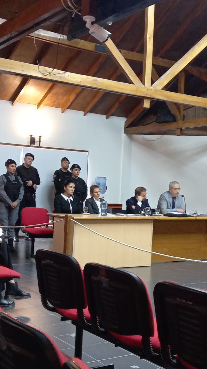 GuerenoIndiana's tweet photo. Ella es Gina.
Una noche, embarazada, cansada de la violencia que vivía por parte de su pareja, empezó a armar el bolso. Lxs vecinxs, que vivían en las habitaciones de al lado, escuchaban que ella se quería ir. Él no la dejaba. 
(+) https://t.co/Yq3lVj6vf0