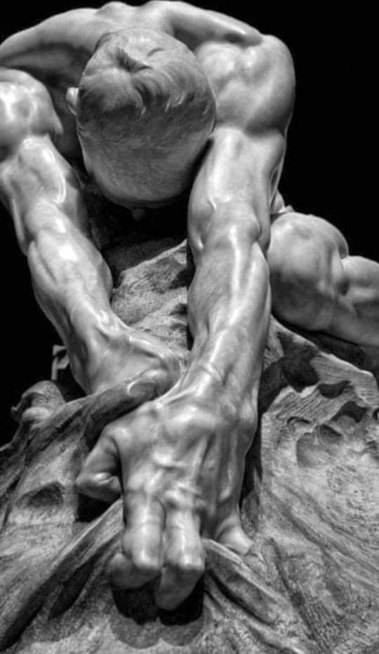 redhistoria's tweet photo. La humanidad contra el mal, del escultor italiano Gaetano Cellini (1908). Estatua de mármol. https://t.co/lSYa9wNAkR