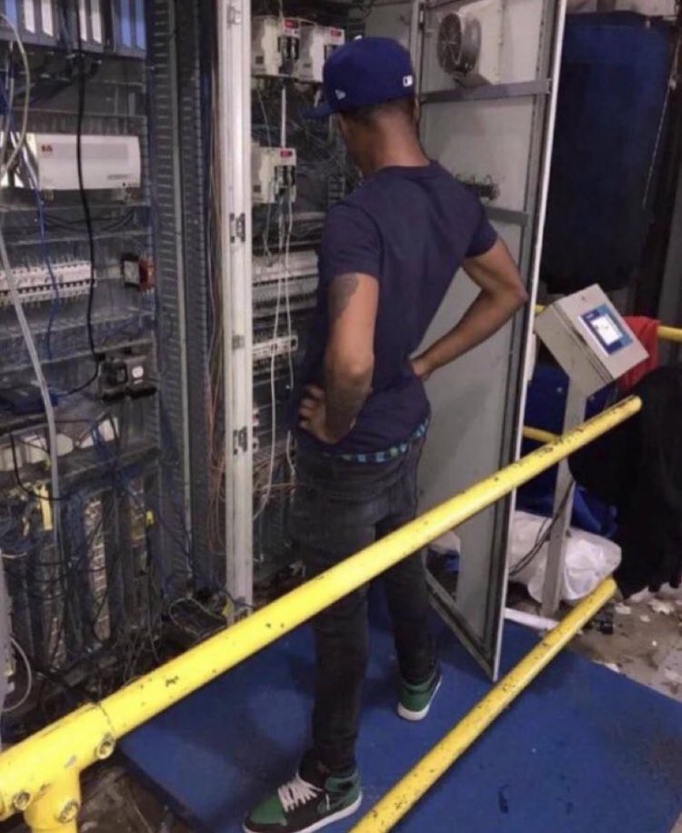 Pickswise's tweet photo. Everyone’s parents trying to find the Chargers/Chiefs game on Amazon Prime: https://t.co/lzr40HIw02