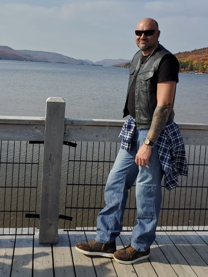 JonDault's tweet image. I’m a 44 year old Canadian citizen. I’ve been working as truck driver and construction worker since I’m 16. I believe in truth, in loyalty and respect. But according to @JustinTrudeau I’m an extremist.