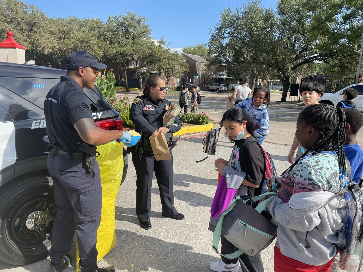 GHPals_Ofc_trip's tweet photo. What do you get when the @houstonpolice COPS just POP up with all types of POP. You get #PopWithACop. Clearlake Division provide popcorn and popsicles to the residents of Cabo San Lucas apartments. @PattiCan2 @GhpalBeaty @Nationalpal https://t.co/pnUTyDLf2b