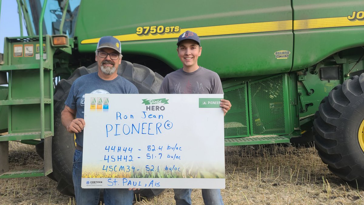 Ron Jean &amp; Family working hard to pull in the 2022 crop. Hotter and drier towards the end of summer but the portfolio of early to later of these #Pioneer varieties showed amazing consistency! <a href="/PioneerSeedsCA/">Pioneer Seeds Canada</a> #YieldHero22