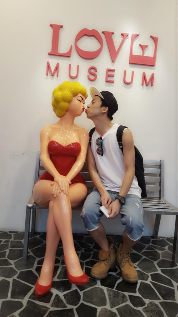 GeeIsmyworld's tweet photo. BREAKING NEWS: Pgoon spotted last night on a date with this unknown person at the love museum!
#Pgoon #park #sehyuk #toppdogg #tdboys #BreakingNews https://t.co/OjnD6CsThh