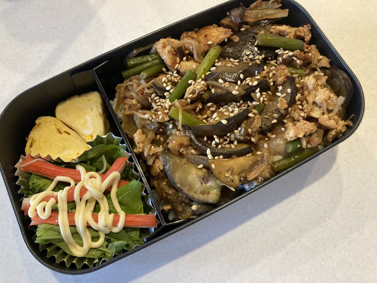 megumiumezawa's tweet photo. 【お弁当21回目】
期せずして卵焼きが三角になりました。

調べたら、三角は古代の人が最も神聖視していた形ともいわれているようです。新たなものを想像する力を持ち、「成功や繁栄」「成長」をイメージする形だとか。

9時からぱた〜ん武蔵小金井店出勤です！成長願望真っ盛り！△△△

 #うめべん https://t.co/YX8QmpH2IL