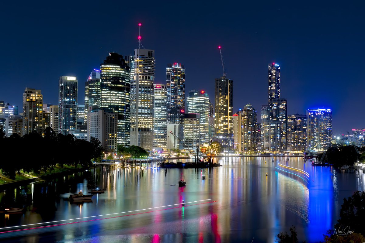 NeilJPhotograp1's tweet photo. Gm winners 🤘🏼

Was a slow night on the river, waited close to 10min for these two to give me some light trails.

Happy Friday 🙏

#Brisbane #discoveryourcreativity #photography https://t.co/YmOwJFkQaR