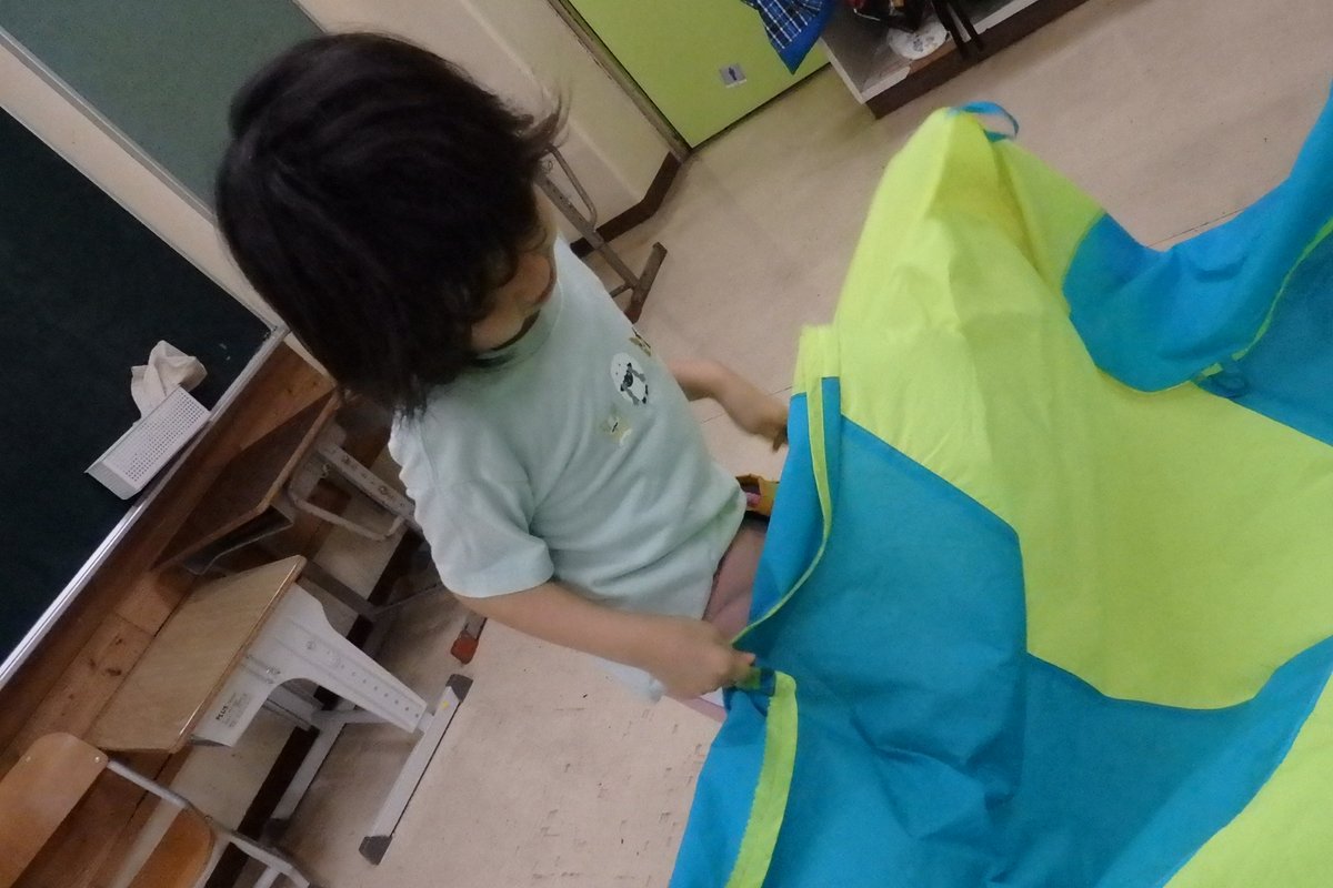 小学部2年 朝の運動 朝の運動でパラバルーンをしました 友だちや先生と一緒にパラバルーン を持って 音楽に合わせて上下に動かしたり 歩いて回ったりして体を動かしました 鶴見区 鶴見区民ニュース 小学部2年 朝の運動 朝の運動でパラバルーンをしました 友だちや先生と一緒にパラバルーン を持って 音楽に合わせて上下に動かしたり 歩いて回ったりして体を動かしました 鶴見区 鶴見区民ニュース