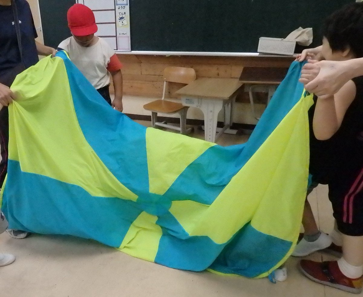 小学部2年 朝の運動 朝の運動でパラバルーンをしました 友だちや先生と一緒にパラバルーン を持って 音楽に合わせて上下に動かしたり 歩いて回ったりして体を動かしました 鶴見区 鶴見区民ニュース 小学部2年 朝の運動 朝の運動でパラバルーンをしました 友だちや先生と一緒にパラバルーン を持って 音楽に合わせて上下に動かしたり 歩いて回ったりして体を動かしました 鶴見区 鶴見区民ニュース