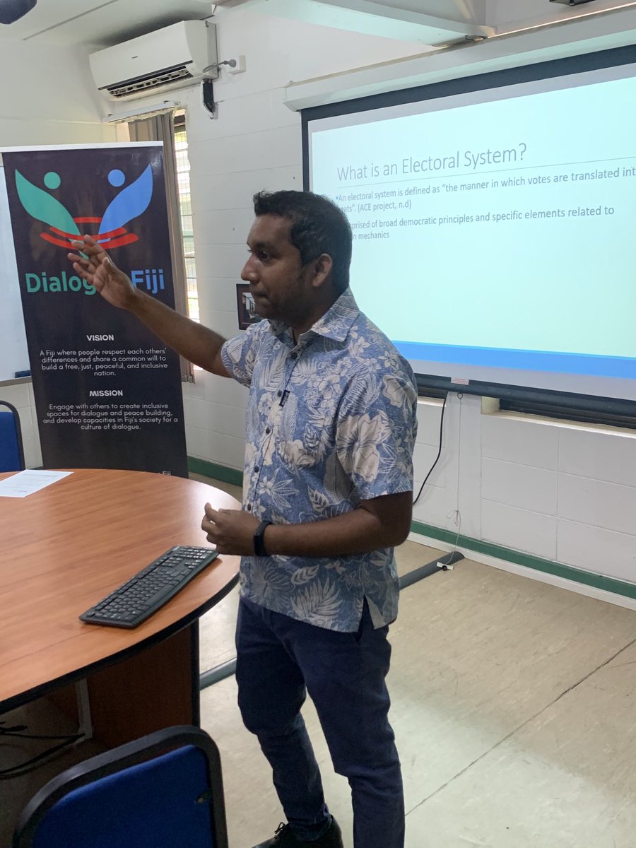 @USPWansolwara journalism students learning about the intricate details of election processes/laws in Fiji. Session conducted by @DialogueFiji Executive Director Nilesh Lal. All in the lead up to the much anticipated 2022 general elections. @GeraldP87 @ShailendraBSing