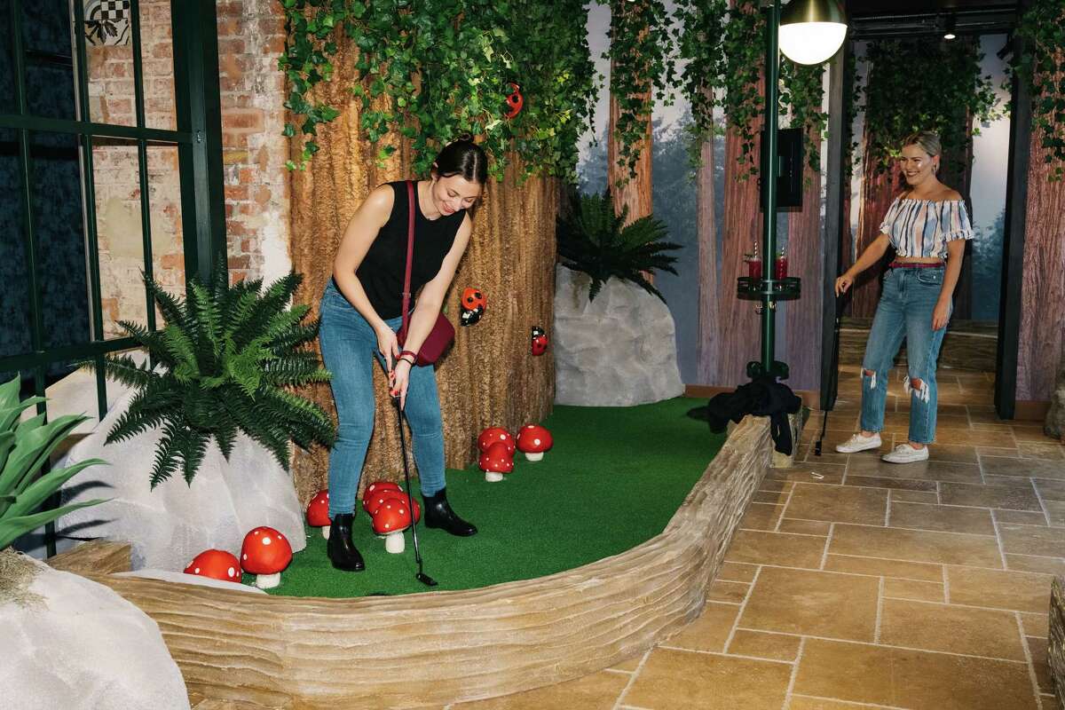 PreviewNow's tweet image. New Houston adults-only mini golf offers amazing themed courses, charcuterie and signature cocktails @gregmorago #Puttery @HoustonChron bit.ly/3DplhO4