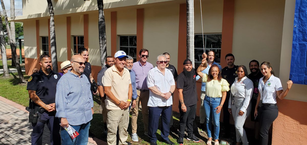 AlexValdes22's tweet photo. This morning, it was truly an honor to be part of honoring the life and legacy of Roberto Clemente, who was a hall of famer both off and on the baseball field and a perfect representative of our Wynwood Community. #RobertoClementeDay @MpdMaj_Garrido @CGauseMPD @MoralesMiamiPD https://t.co/JIX6chktMt