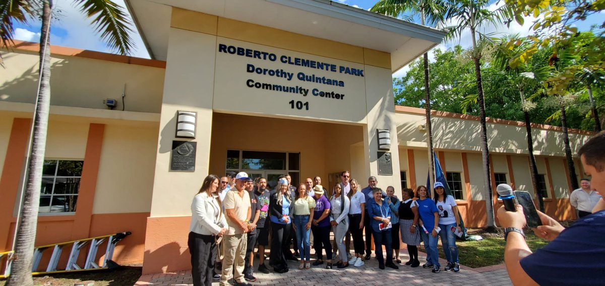 AlexValdes22's tweet photo. This morning, it was truly an honor to be part of honoring the life and legacy of Roberto Clemente, who was a hall of famer both off and on the baseball field and a perfect representative of our Wynwood Community. #RobertoClementeDay @MpdMaj_Garrido @CGauseMPD @MoralesMiamiPD https://t.co/JIX6chktMt
