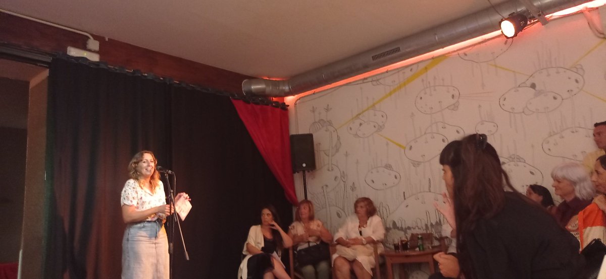 Isabelverdu's tweet photo. Ya se ha inaugurado el maravilloso festival independiente de poesía de Barcelona @nudofestival. No os lo perdáis, enamorados de la poesía. Con la entusiasta @CBerasateguiV y @Eliaquinones, entre otras y otros. https://t.co/10X7DuMvrR