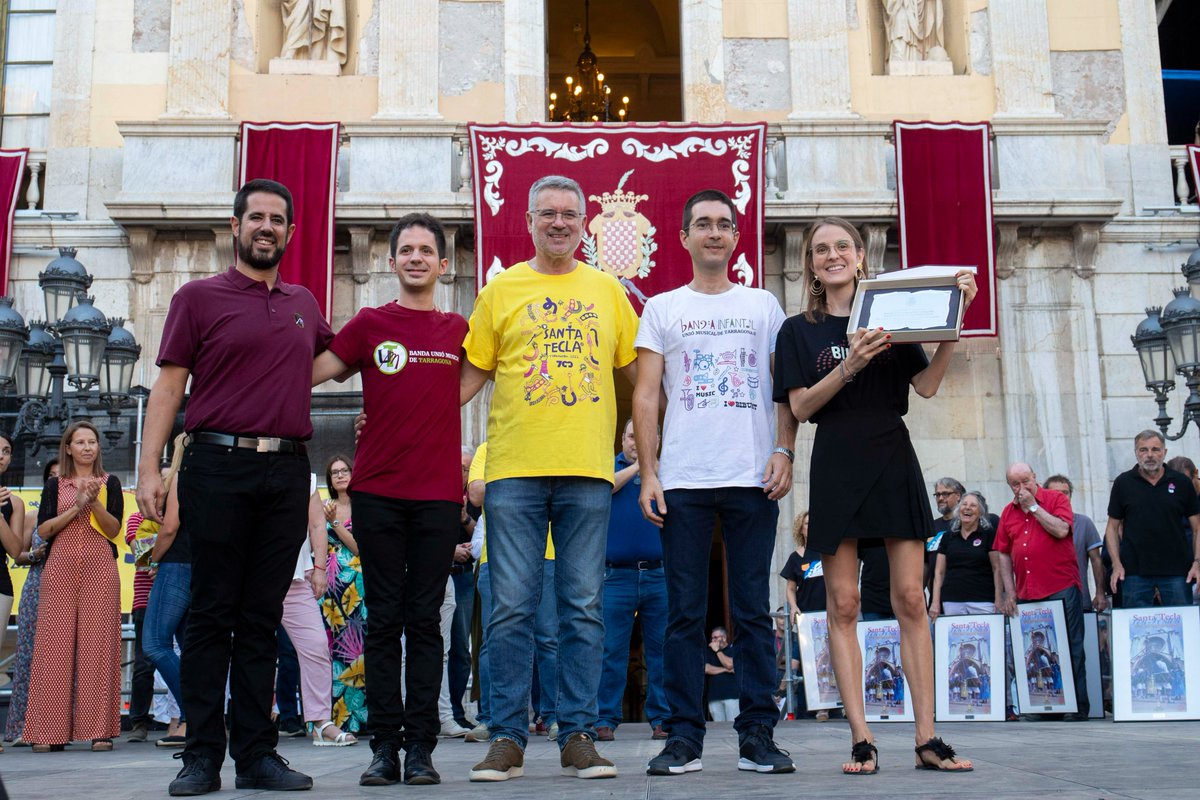 TGNAjuntament's tweet photo. SANTA TECLA | 🎉Visca Santa Tecla!
 
➡️ La plaça de la Font ha estat l'escenari de La Crida amb teclers i tecleres d'honor i el Perpetuador @Bumtarragona com a protagonistes.

ℹ️ https://t.co/TSj8VBM43A

📸Tjerk van der Meulen https://t.co/mJfEw1OXwi