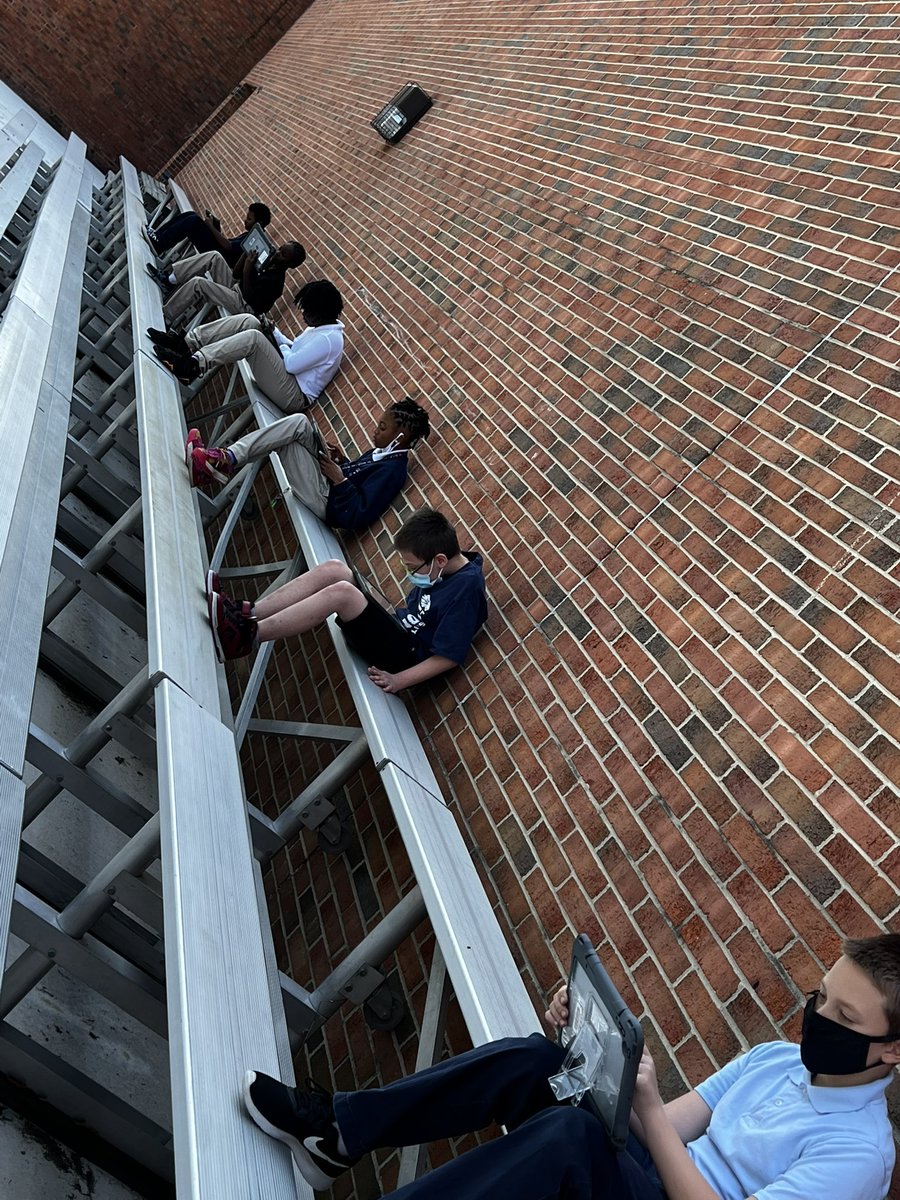 SpringTimeTeach's tweet photo. Took advantage of the beautiful weather and the outdoor classroom to get the creativity flowing. #narrativewriting https://t.co/BrVvAxdqir