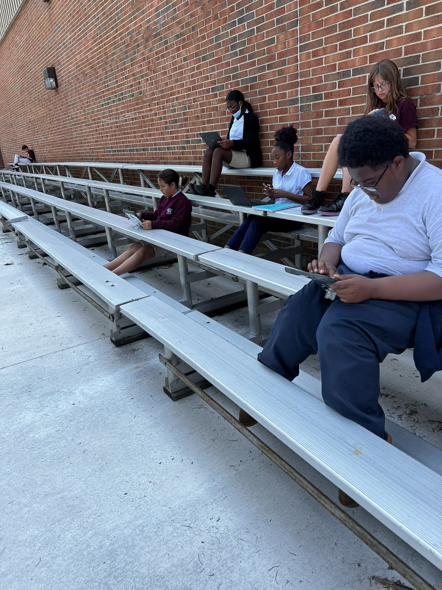SpringTimeTeach's tweet photo. Took advantage of the beautiful weather and the outdoor classroom to get the creativity flowing. #narrativewriting https://t.co/BrVvAxdqir