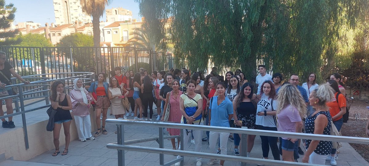 jugomezlopez's tweet photo. Hoy han empezado las clases de los ciclos formativos de la tarde del @IESaguadulce. Tenemos dos ciclos nuevos ( GS de higiene bucodental y GS de protesis dentales) y el especialista en ciberseguridad. Trabajando por una @FPAndaluza que forme profesionales. https://t.co/Kbm5Ko4VOp