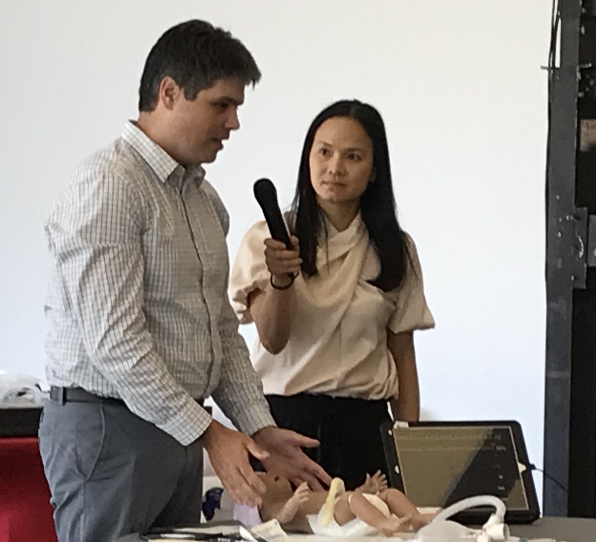 NeoResus's tweet photo. Dr. Fred Vieira & APRN Michelle Blunt @i_mblunt demonstrating #TeleSim needle thoracentesis
#NeoResus2022
Hot #TeleSim Tip:
Consider pre-brief, pre-sim video demonstrating procedure https://t.co/gyHywvjTeM